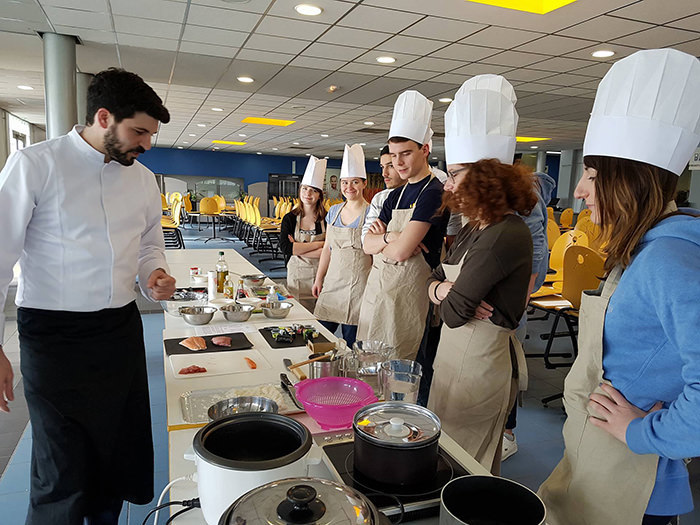 étudiants cours de cuisine