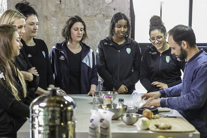 chef olivier roubini et les joueuses de rugby